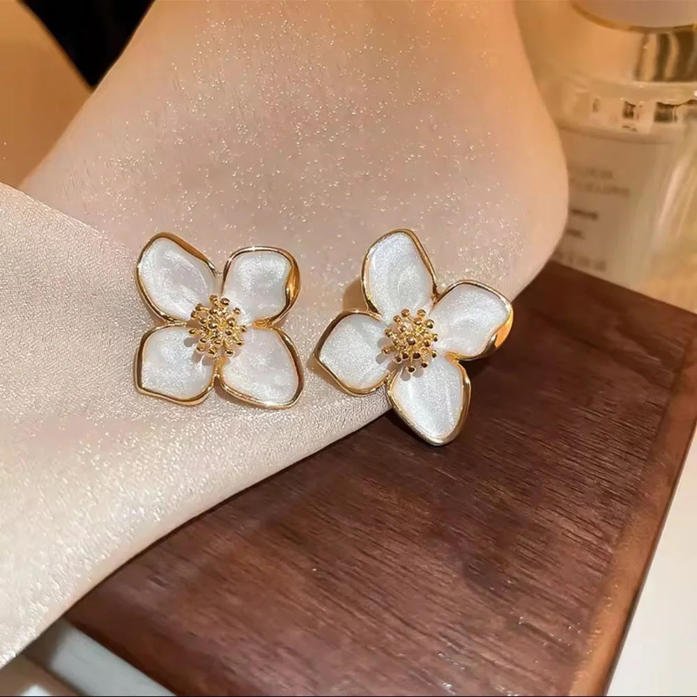 Flower Stud Earrings – Elegant Gold & Pearl Petals

Stud earrings - Picture 5 of 6